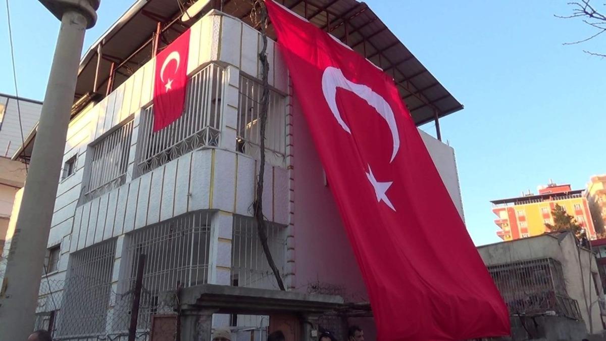 Siirtli şehidin evine dev T&uuml;rk bayrağı asıldı