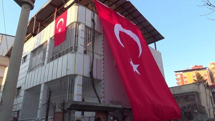 Siirtli şehidin evine dev Türk bayrağı asıldı G1