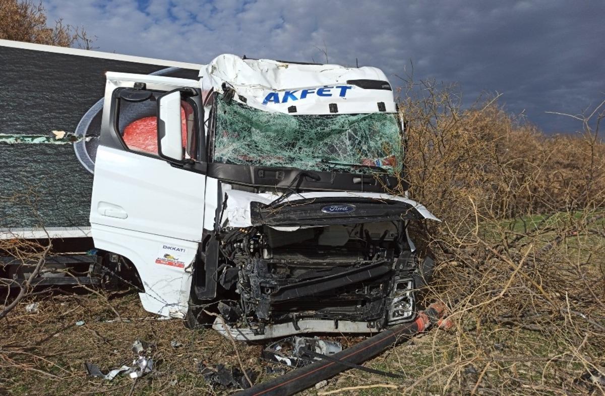 Aksaray&rsquo;da tır şarampole d&uuml;şt&uuml;: 1 yaralı