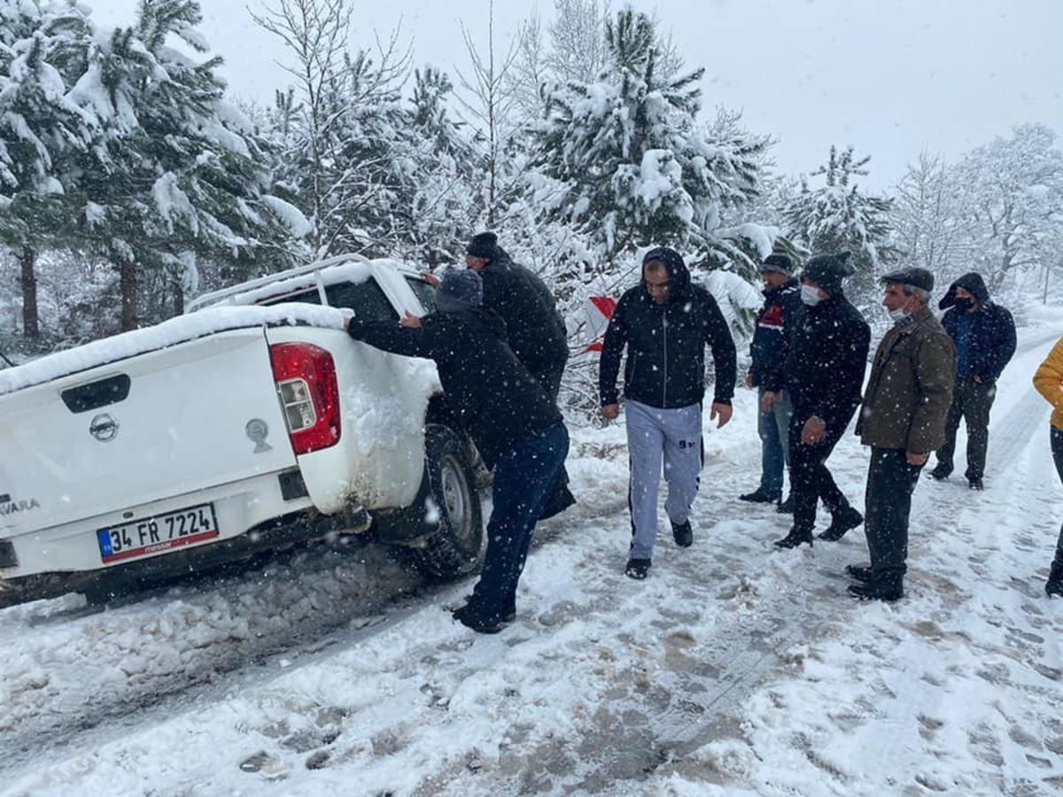 Yolda kalan s&uuml;r&uuml;c&uuml;lerin yardımına jandarma yetişti