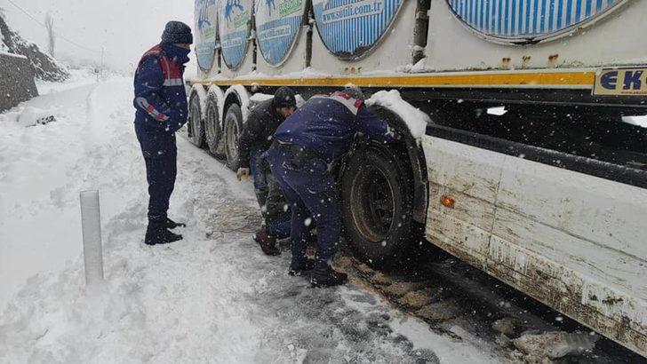 Yolda kalan sürücülerin yardımına jandarma yetişti G2
