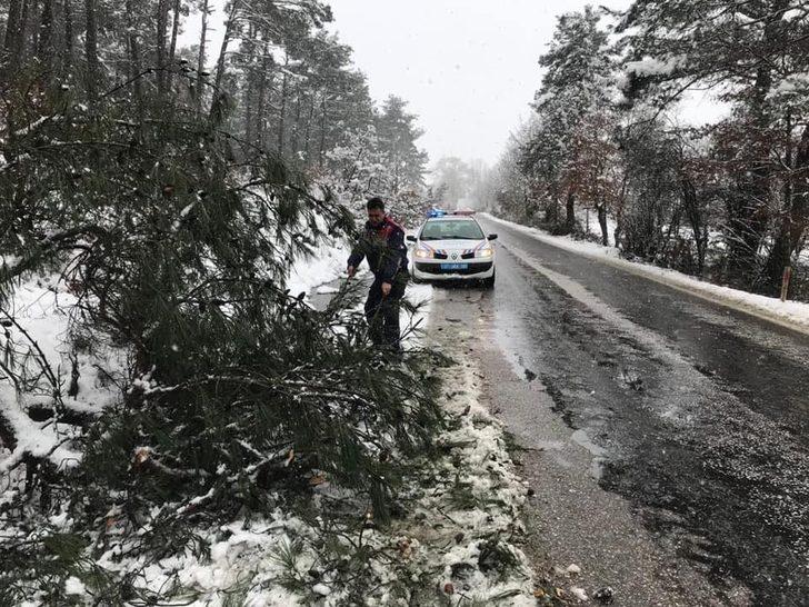 Yolda kalan sürücülerin yardımına jandarma yetişti G3