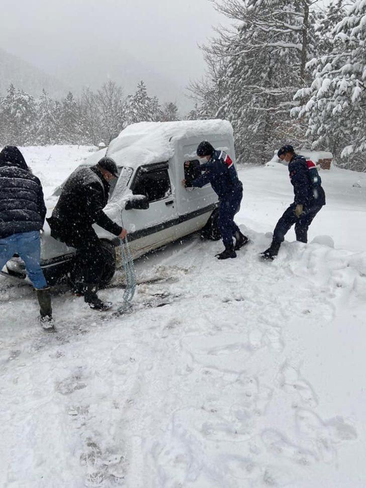 Yolda kalan sürücülerin yardımına jandarma yetişti G4