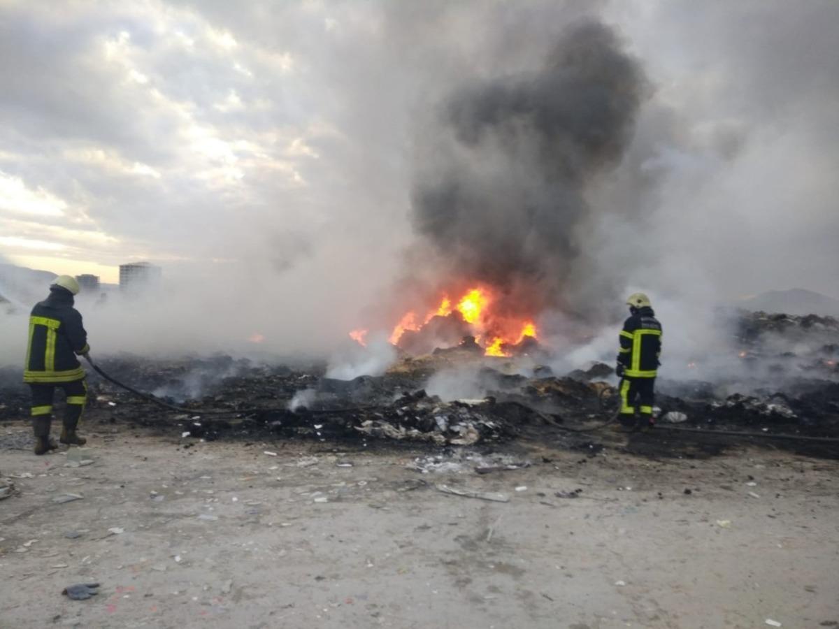 Fabrika &ccedil;&ouml;pl&uuml;ğ&uuml;nde &ccedil;ıkan yangın ekipleri harekete ge&ccedil;irdi