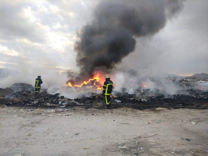 Fabrika çöplüğünde çıkan yangın ekipleri harekete geçirdi G4