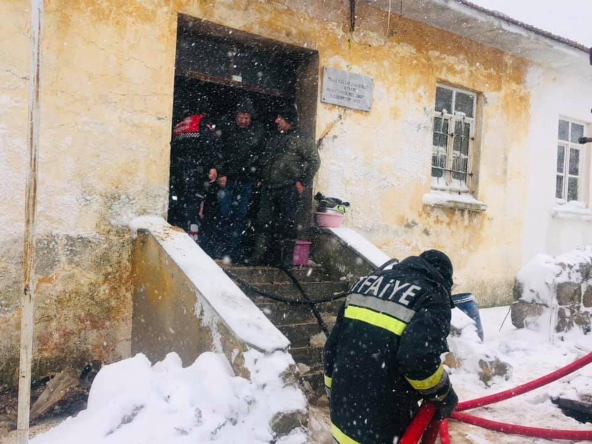 Ezine&rsquo;de k&ouml;y okulunda yangın