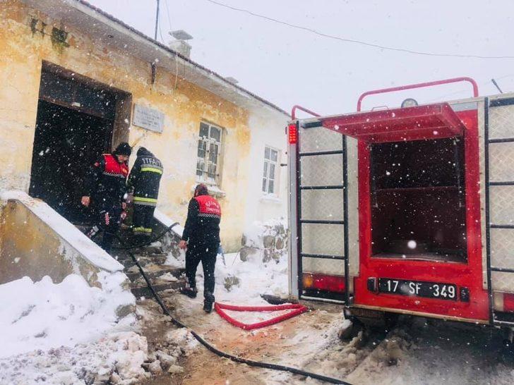 Ezine’de köy okulunda yangın G4