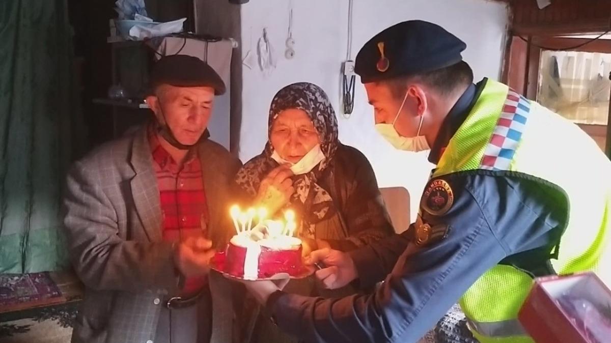 Jandarmadan 55 yıllık &ccedil;ifte s&uuml;rpriz sevgililer g&uuml;n&uuml; kutlaması