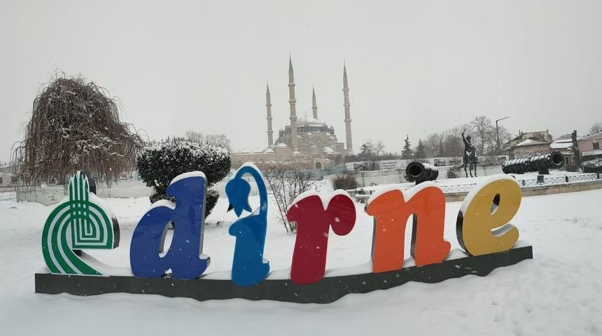Edirne&rsquo;de y&uuml;z y&uuml;ze eğitime kar engeli