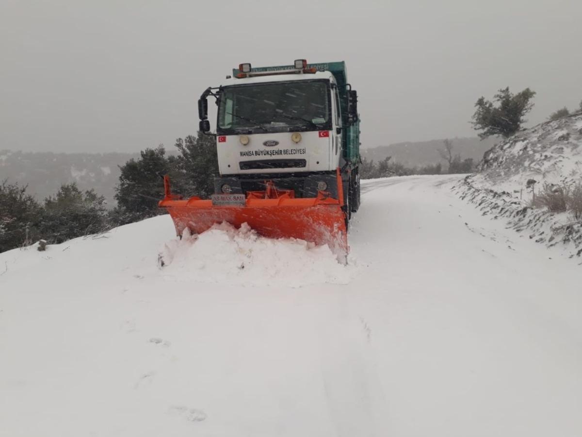 Manisa&rsquo;da kar nedeniyle kapanan yollar a&ccedil;ıldı