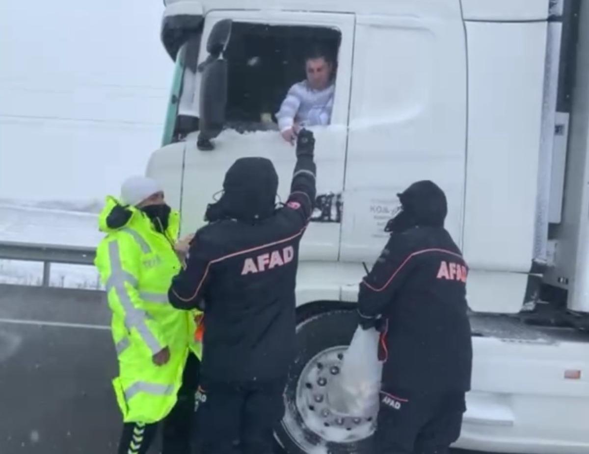Kar ve fırtınanın ortasında kalan tır s&uuml;r&uuml;c&uuml;lerinin imdadına AFAD ekibi yetişti