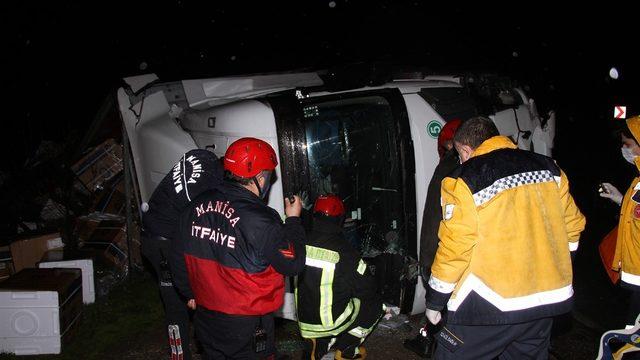 Yan yatan tırın sürücüsü yaralandı