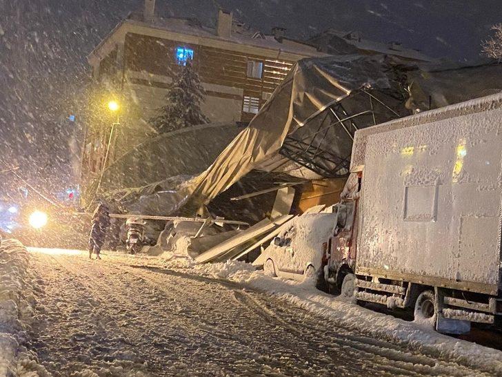 (Özel) Eyüpsultan’da kar kütlesinin ağırlığına dayanamayan spor salonunun çatısı çöktü G1