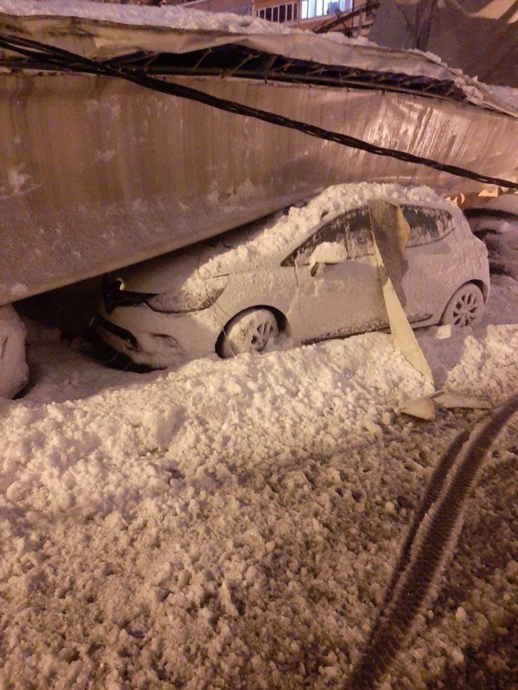 (Özel) Eyüpsultan’da kar kütlesinin ağırlığına dayanamayan spor salonunun çatısı çöktü G2