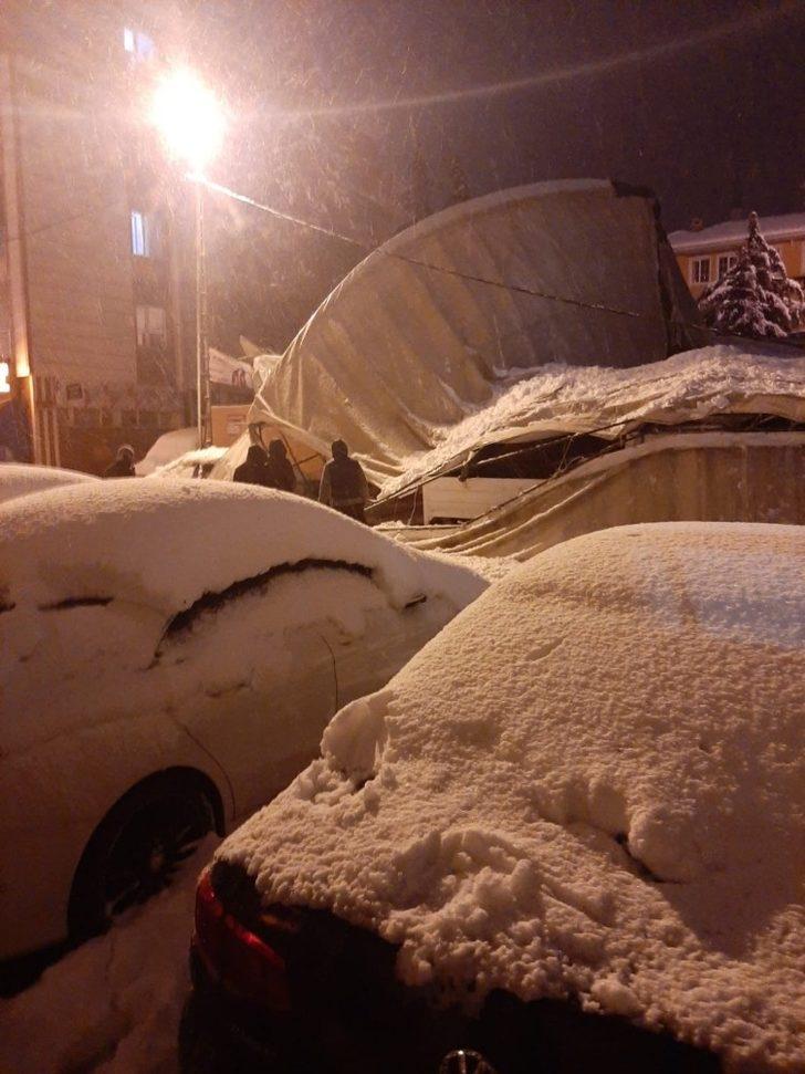 (Özel) Eyüpsultan’da kar kütlesinin ağırlığına dayanamayan spor salonunun çatısı çöktü G3