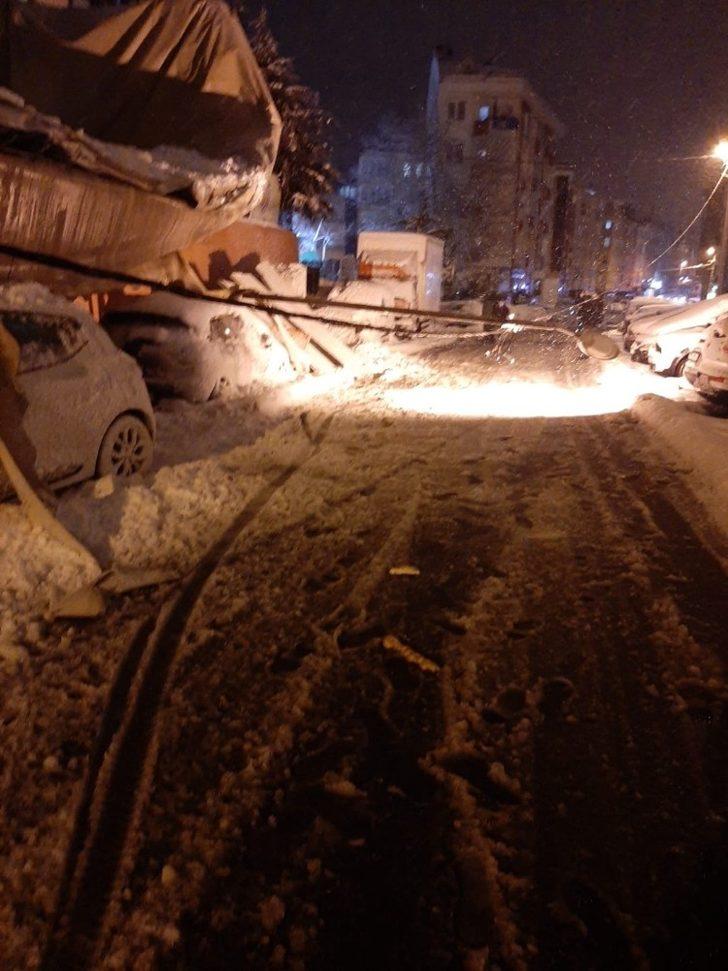 (Özel) Eyüpsultan’da kar kütlesinin ağırlığına dayanamayan spor salonunun çatısı çöktü G5