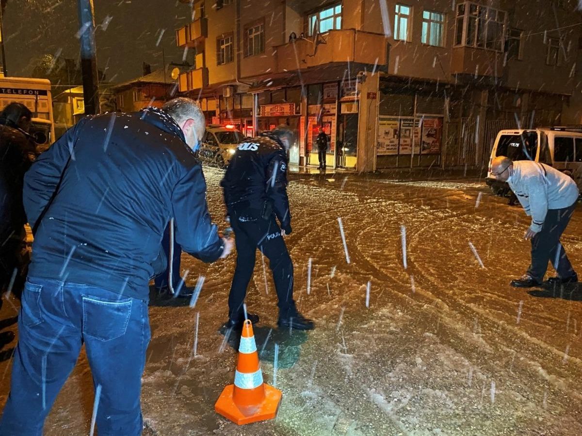 Sakarya&rsquo;da sokağa &ccedil;ıkma kısıtlamasında silahlı kavga: 1 yaralı