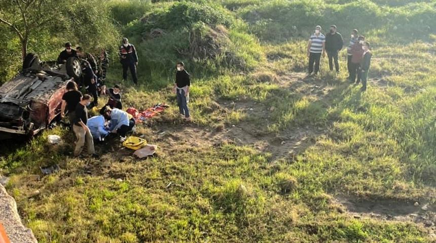 Mersin’de otomobil 12 metrelik uçuruma yuvarlandı: 2 yaralı