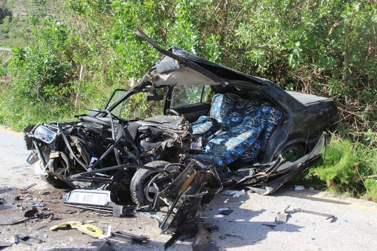 Taş dolu kamyon, otomobille &ccedil;arpıştı: 2 yaralı