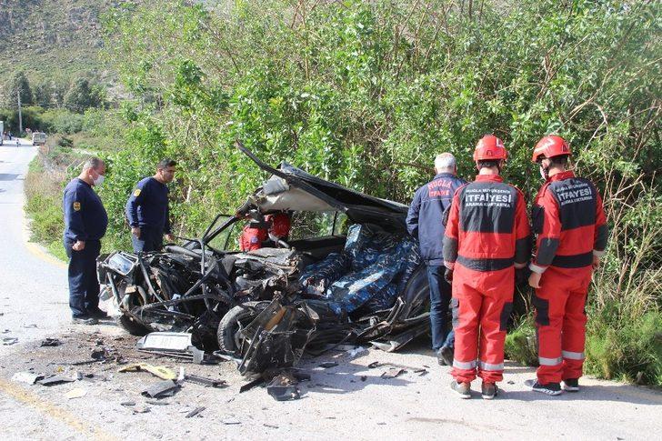 Taş dolu kamyon, otomobille çarpıştı: 2 yaralı G2