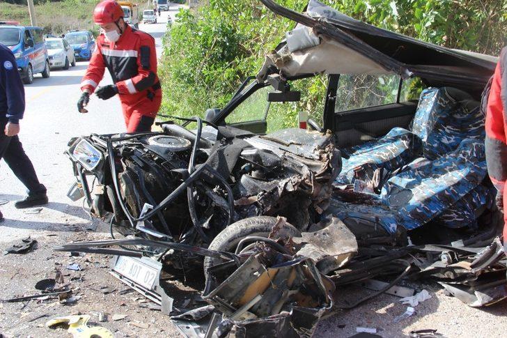 Taş dolu kamyon, otomobille çarpıştı: 2 yaralı G3