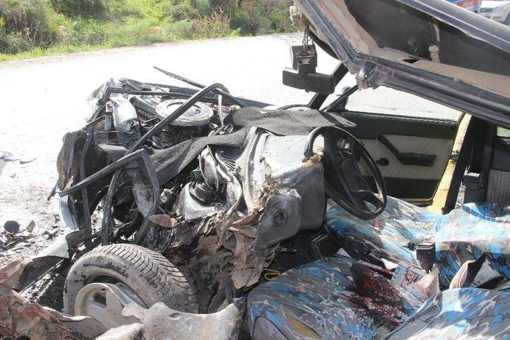 Taş dolu kamyon, otomobille çarpıştı: 2 yaralı G4