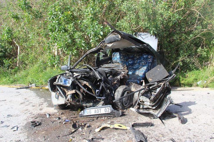 Taş dolu kamyon, otomobille çarpıştı: 2 yaralı G5