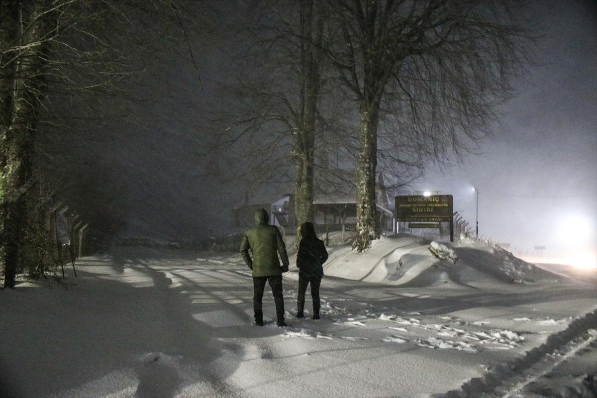 K&uuml;tahya ve Balıkesir'de kar yağışı, ulaşımda aksamalara neden oldu