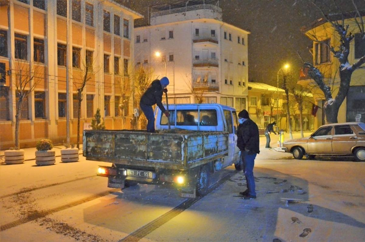 Emet&rsquo;te karla m&uuml;cadele ve tuzlama &ccedil;alışmaları