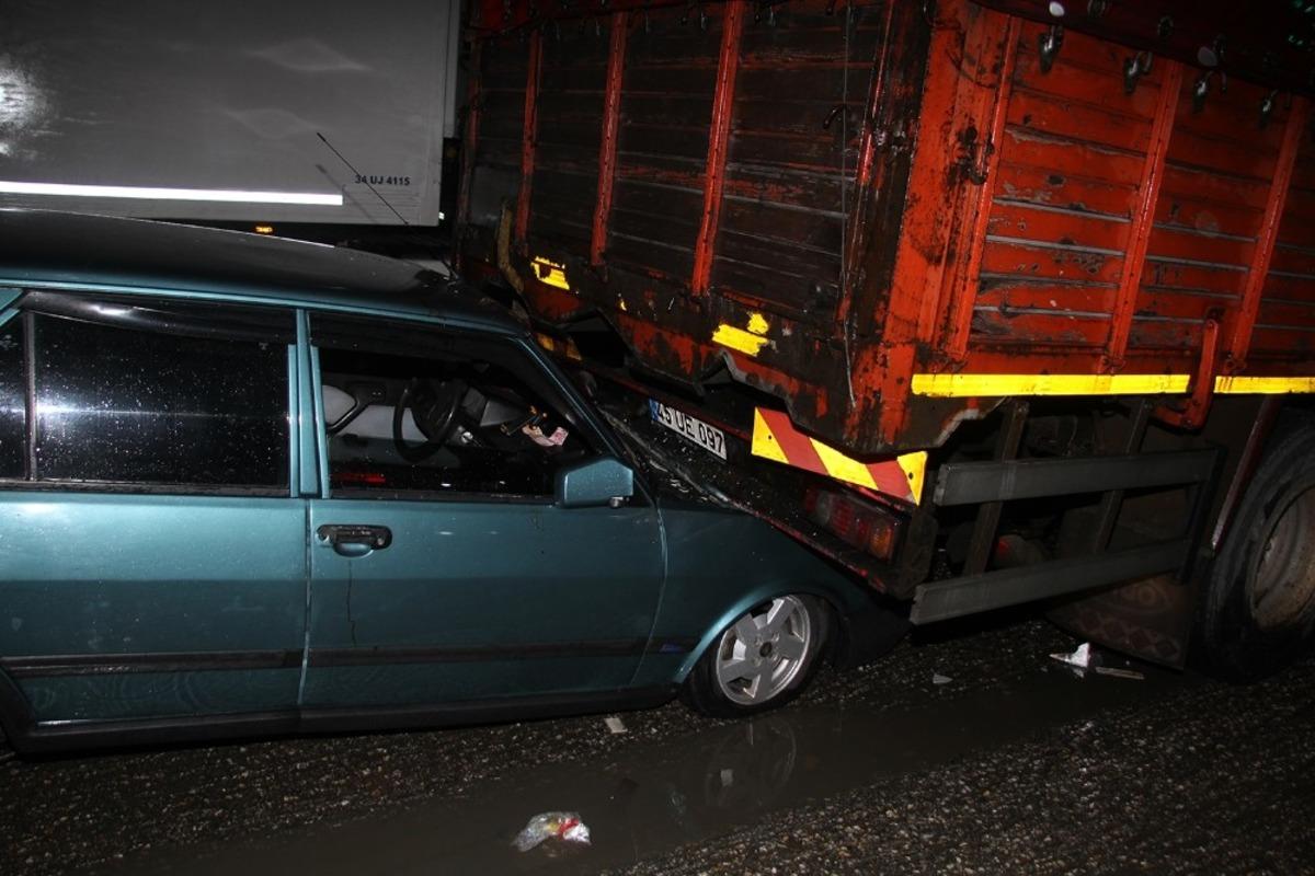Alkoll&uuml; s&uuml;r&uuml;c&uuml;, duran kamyona arkadan &ccedil;arptı