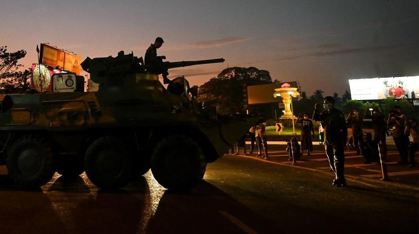 Myanmar'da darbe: Zırhlı birlikler yeniden sokağa &ccedil;ıktı, internet kesildi