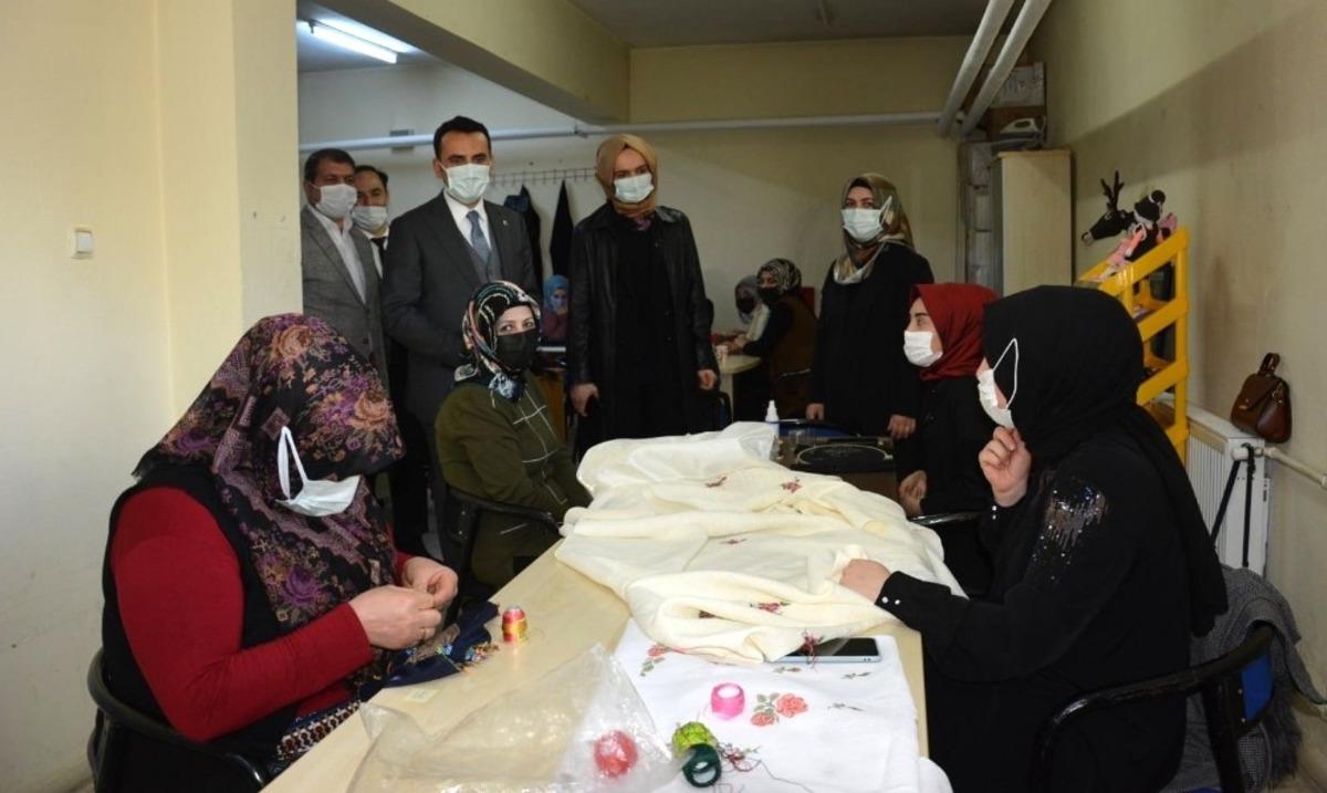 Kaymakam &Ccedil;elik, dikiş nakış kursunda incelemede bulundu