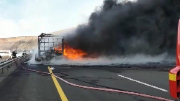 Seyir halindeki tır yanarak kül oldu G1