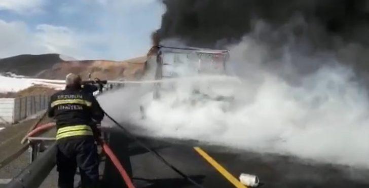 Seyir halindeki tır yanarak kül oldu G4