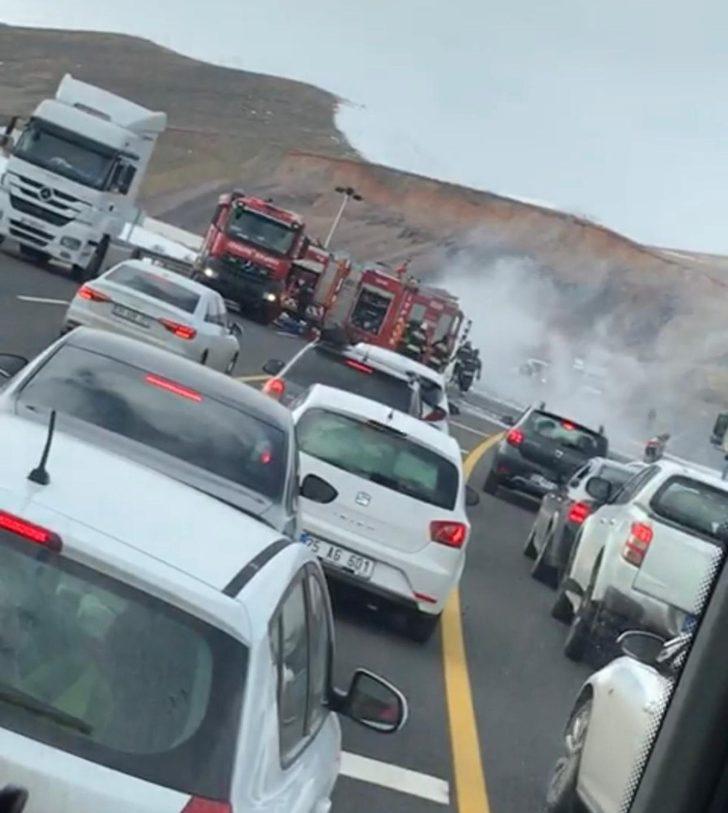 Seyir halindeki tır yanarak kül oldu G5