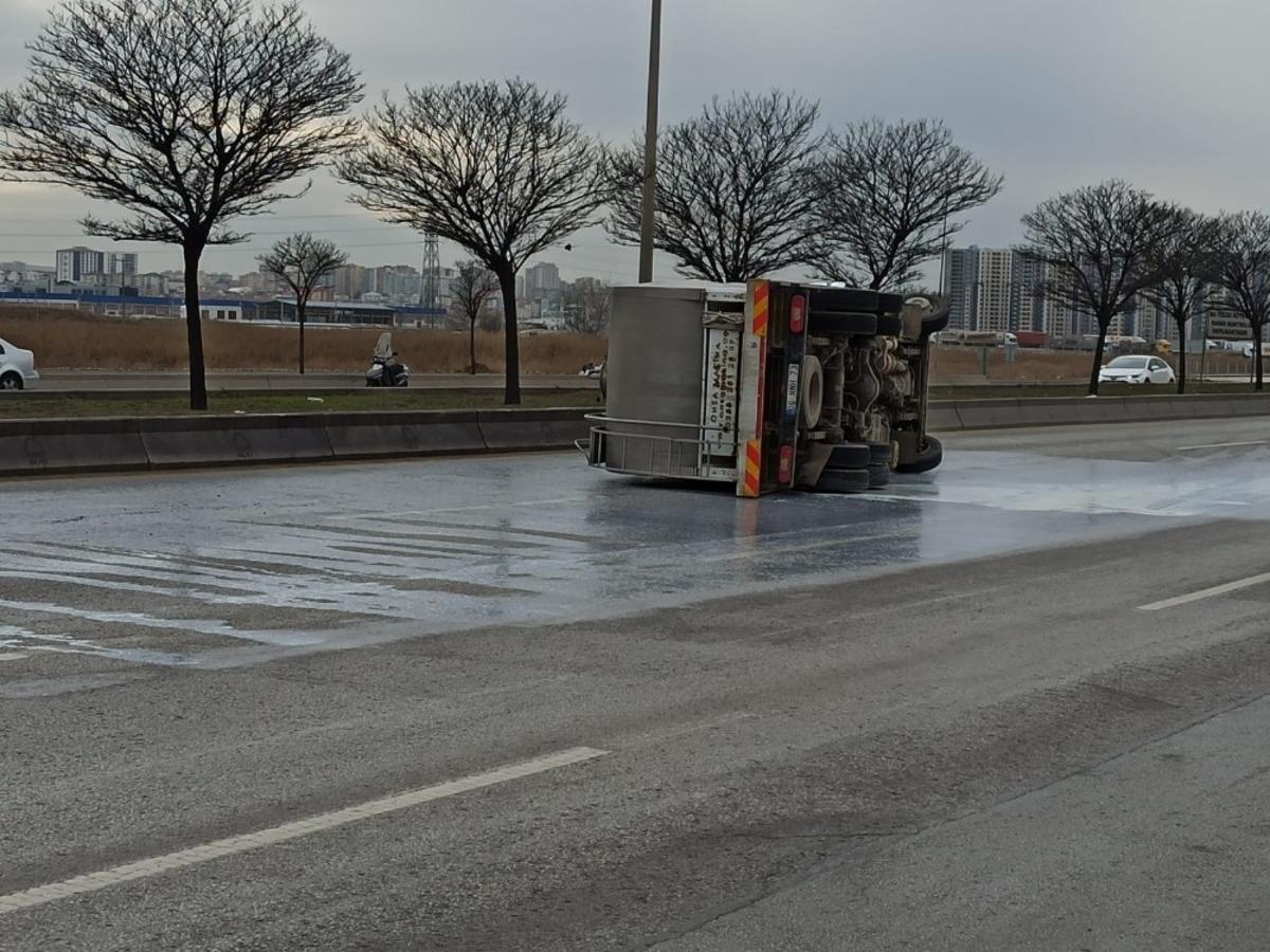 Başkent&rsquo;te s&uuml;t kamyonu devrildi: 1 yaralı