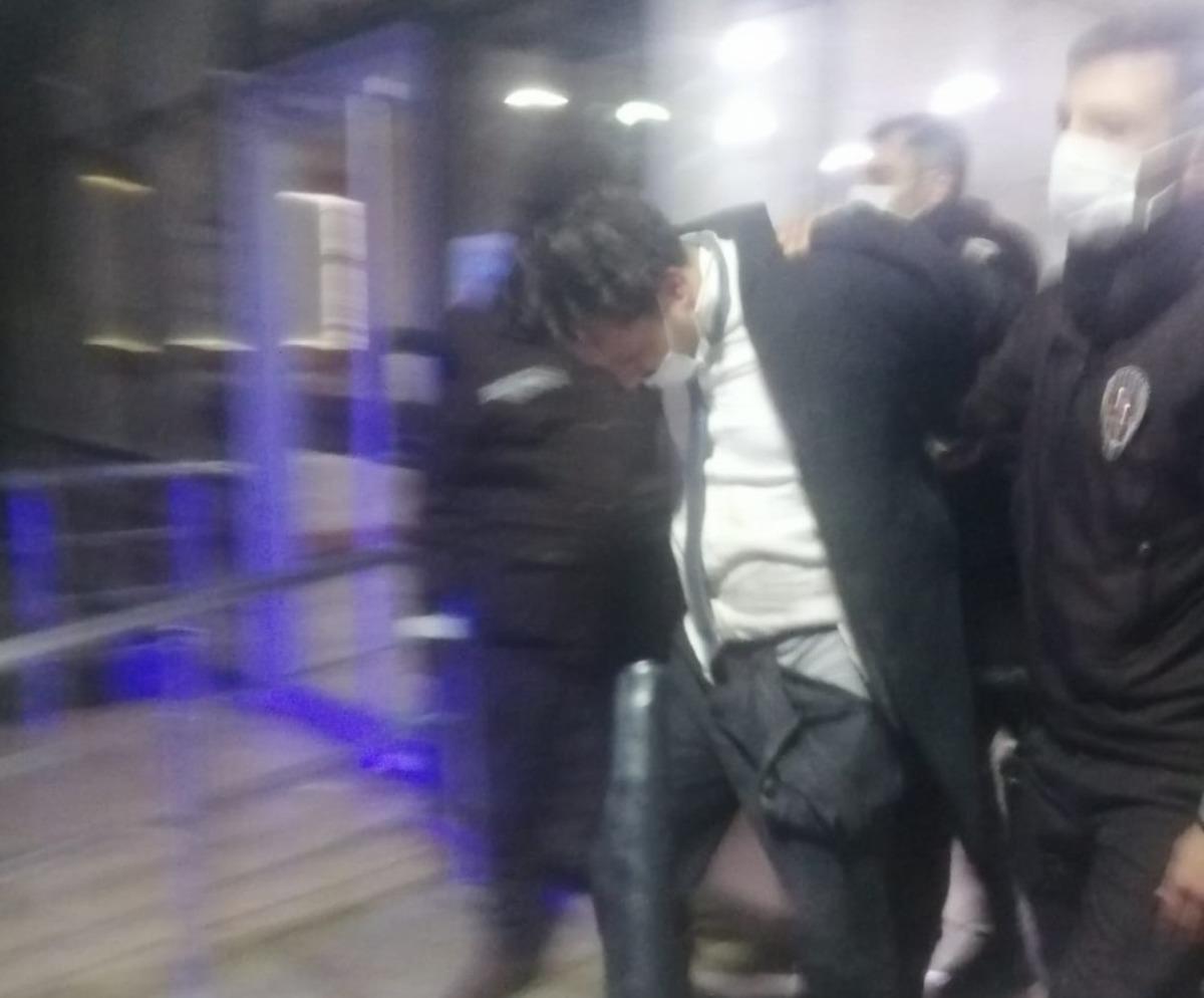 Polisten ka&ccedil;ıp aracı ile belediye binasına daldı, havalandırma boşluğunda yakalandı