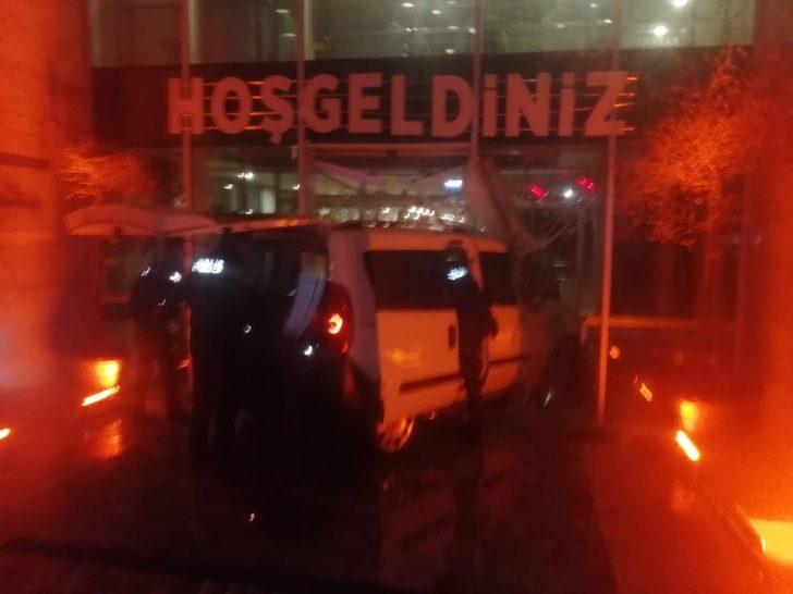 Polisten kaçıp aracı ile belediye binasına daldı, havalandırma boşluğunda yakalandı G2