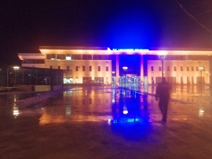 Polisten kaçıp aracı ile belediye binasına daldı, havalandırma boşluğunda yakalandı G3