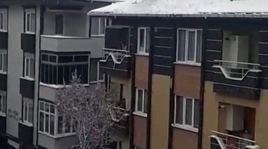 Çatıda tehlikeli kar temizleme anı kamerada