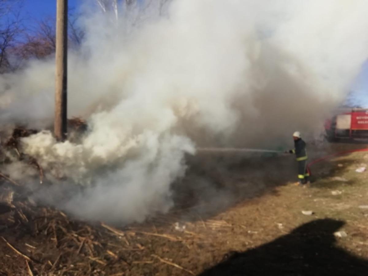 G&uuml;rpınar&rsquo;da 15 ton odun yandı