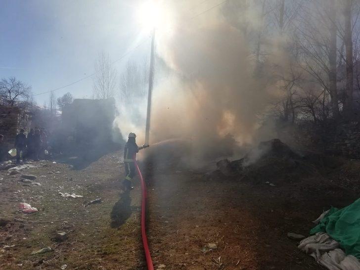 Gürpınar’da 15 ton odun yandı G2