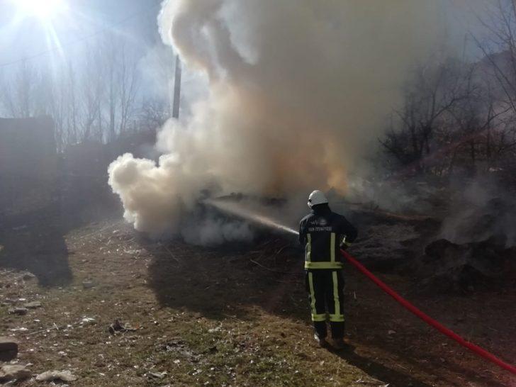 Gürpınar’da 15 ton odun yandı G3