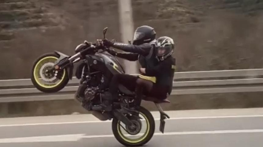 Bursa’da tek teker şov yapan sürücünün ehliyetine el konuldu