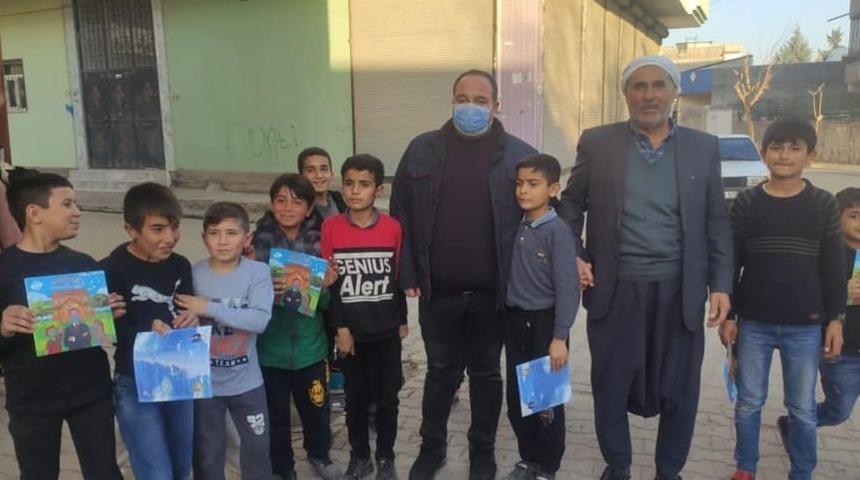 Viranşehir&rsquo;de kitap dağıtımı