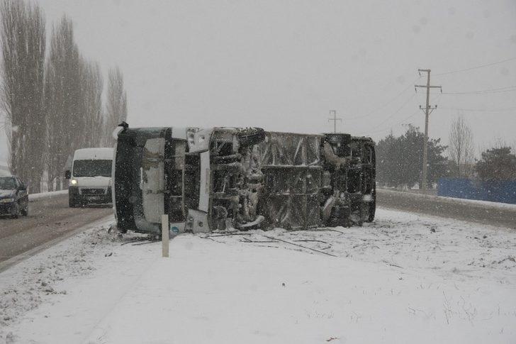 Afyonkarahisar’da belediye otobüsü devrildi G3