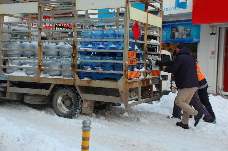 Esnaf küreği eline aldı, karla mücadele etti G2