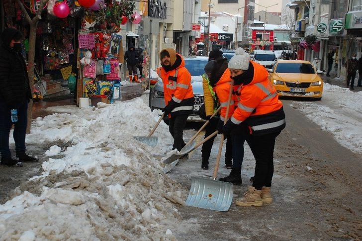 Esnaf küreği eline aldı, karla mücadele etti G4