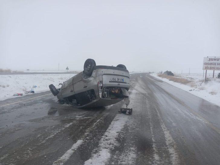 Şuhut’ta direksiyon hakimiyetini kaybeden otomobil devrildi: 2 yaralı G1