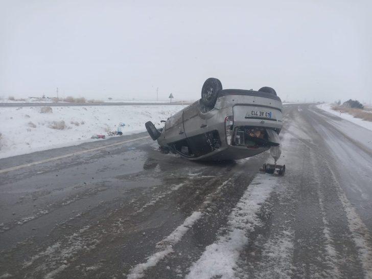 Şuhut’ta direksiyon hakimiyetini kaybeden otomobil devrildi: 2 yaralı G2